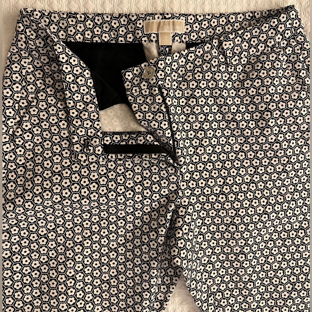 NWOT MICHAEL Michael Kors Black/White Daisy Print Cotton Stretch Pants. Size 10. - Picture 9 of 13
